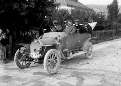 Prvi automobil u Livnu Josko Tadic za volanom oko 1913. foto M. Kaic u vl. Ive Kaica kopija