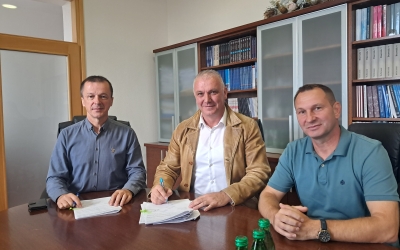 U zgradi Gradske uprave potpisan ugovor za asfaltiranje lokalne ceste u Strupniću