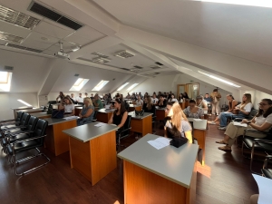 Potpisani ugovori sa sedamdeset pet stipendista Grada Livna studenti2